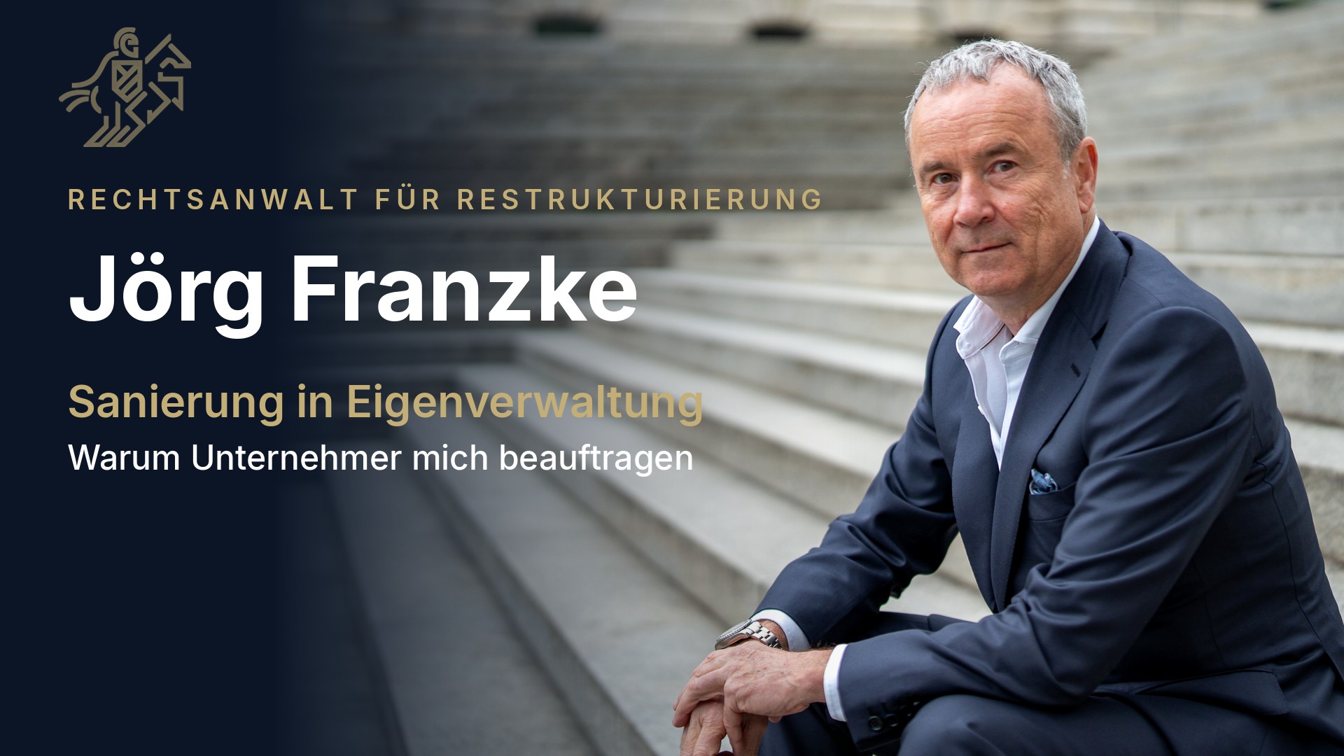 Videostandbild: Jörg Franzke, Rechtsanwalt für Restrukturierung, sitzt auf einer Freitreppe